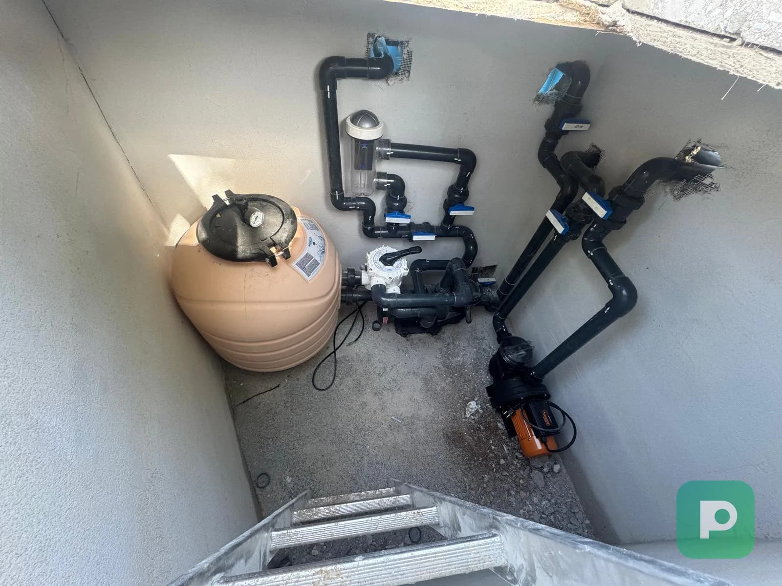Tehnička instalacija bazena sa pumpom, filterom, cevima i ventilima za cirkulaciju i filtraciju vode