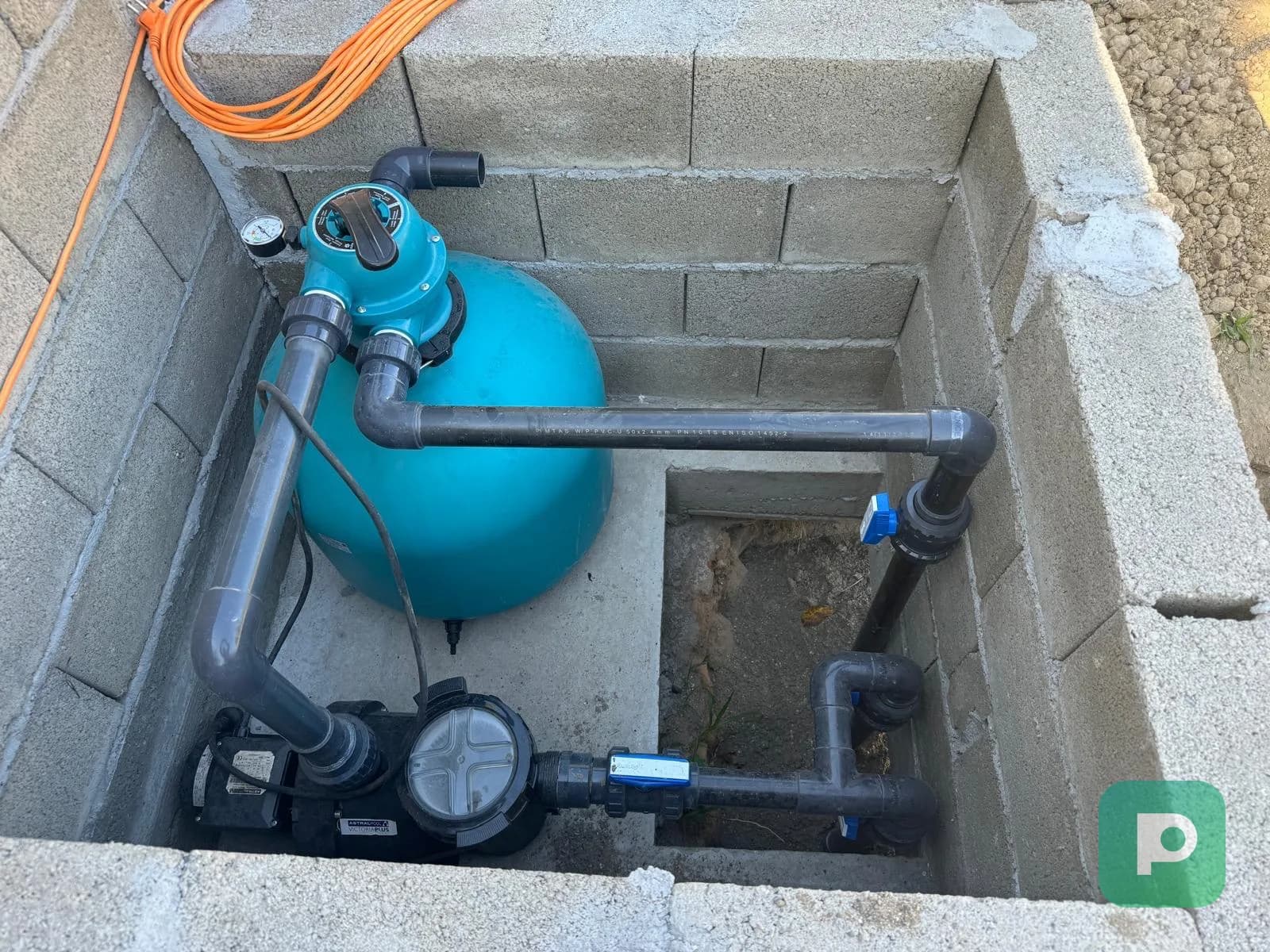 Bazenska pumpa i peščani filter sa cevnom instalacijom za Plastopex bazen
