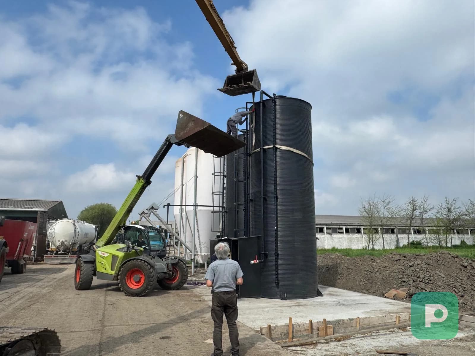 Installation of a tall Plastopex plastic tank using construction machinery